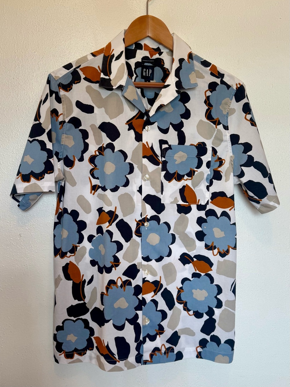 GAP Men’s White Short-Sleeve Button-Up Shirt with Blue and Brown Floral Print